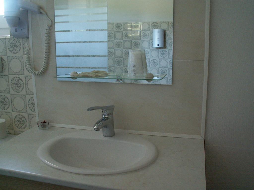 Le Relais Du Pont De Rhodes Hotel Frayssinet Bilik gambar